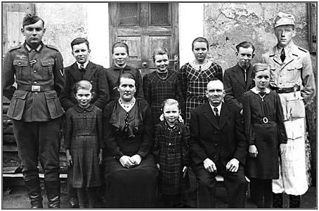 Familienbild November 1943, Toni (ganz rechts im Bild) war nicht zuhause. Er wurde nachträglich dazumontiert