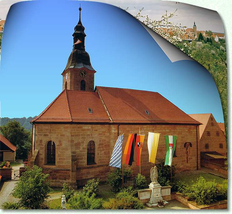 Die Pfarrkirche St. Michael im festlichen Fahnenschmuck