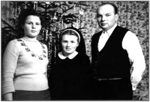 Meine Frau Rosi, meine Schwester Paula und ich im Dezember 1950